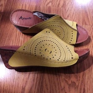 Avanti wedges size 10 yellow